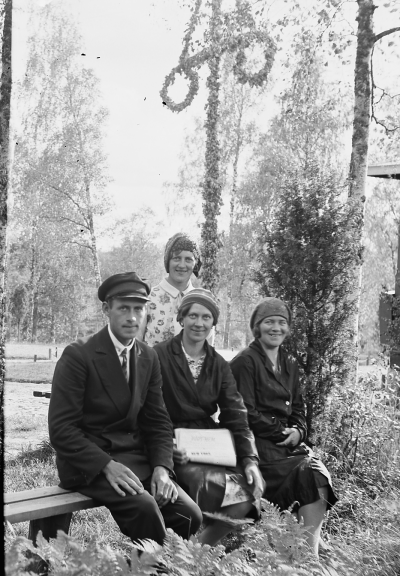 Hällebacka 

Många av bilderna i mappen Hällebacka kan lika gärna vara tagna kring Lidhem Locknevi.