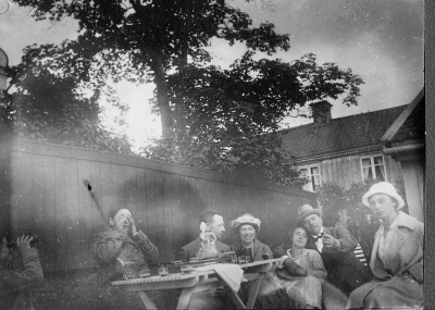 Britta, Gertrud, Thor, Eva, Kerstin, Karl H, Sigrid

Dok.090625/SJ