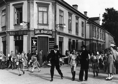 Barnens dag firande
- Pippi Långstrump poliserna Kling och Klang -
På bilden syns: I kortbyxor bakom Pippi , Jan-Olof (Ola) Åkeson, pojken bakom honom KAN vara Stig Nilsson Vallnäs. Fr v nr?? Ture Lätt, 2:e Arne Kantus Andersson,  5:e Ulla ThunbergBälter, 6:e Sven Bälter.

Dok.100525/KG