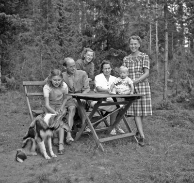 Nossenbadet 
Sittande guldsmed Beyron Milton med fru Tyra stående bakom Beyron. Flickan till vä dottern Vivianne och sittande på bordet sonen Sven Milton f-52. T h Elsie Eriksson 

Dok.111102/KG