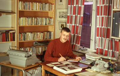 Sture Nilsson vid skrivbord böcker telefon biblioteket 
Storgatan / Drottninggatan

090401/KG