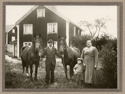 Menard Karlssons familj. Fjälster by, Tuna /ML   
Fadern Herbert och modern Elsa