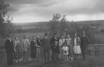 2:a från vänster Berta Thornberg
3:a från vänster Hjalmar Thornberg kantor och folkskollärare 1920 - 1946
Pojken i mitten Gunnar Thornberg född 1921
Kortet taget från kullen som ligger vid Pelarne kyrka