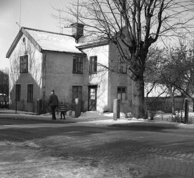 Storgatan

Dok.110413

Persborg II byggt 1906 ? av bryggeriarb. Lindström ( Grönlid ). Rivet av staden, Storgatan 59 (Tidigare ägdes gården av Oscar Halling). Sista ägare snickare Säll som sålde gården till staden.   T.E.