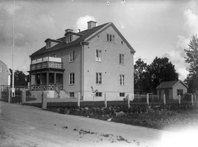 Stenhamra som ligger bredvid polisstationen på Kungsgatan. Det byggdes av kakelugnsmakaren Erik Ringholm 1931