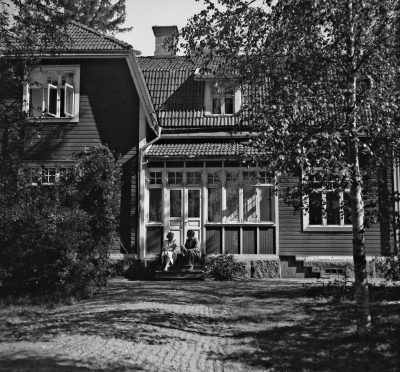 Hagaskolan
- Lars V Linden och fru Lindblad -
Haga skola

Dok.111028/KG