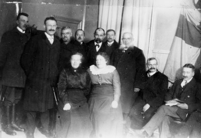 Stående från vänster,  Charkuterist C. A. Karlsson   ( Stadsfullmäktig, Ko-Kalle ), Emil Gustavsson, Emil Andersson, Snickare,    Karl Hartman, Redaktör,  Larsson Redaktör,  Oscar Wenström, Kopparslagare,  Axel Almér, Plåtslagare, Rådman,   Ernst Österman, Garvare,   Anna Johansson  gift med sadelmakare Johansson,   Ketty Ståhl gift med Axel Ståhl,  Oscar Johansson Tapetserare, A xel Ståhl Fabrikör.    