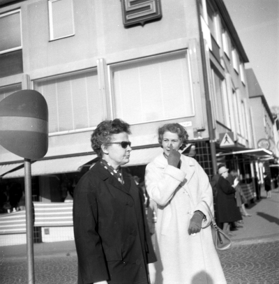 Första maj

Från vänster: 1: Elsie Eriksson 2. Lissy Lindersson

Dok.110601/KG