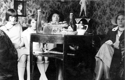 Vesta och Viola med lärarinnan Dagny Orrhammar på Wetterströms konditori i början av 1930 - talet