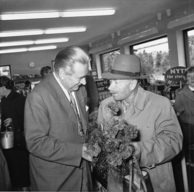Konsum ( Vimmerby eller Storebro )
Blommor till första kunden i den nyöppnade affären 
Från vänster: 1. Rudolf Eklund 2. ?

Dok.100602/KG