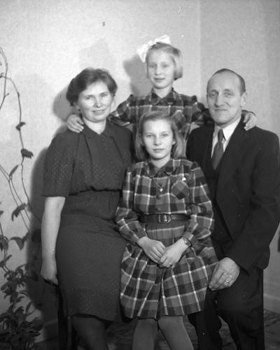 Gunnar Pettersson med familj. Flickorna heter Margit och Siv.           