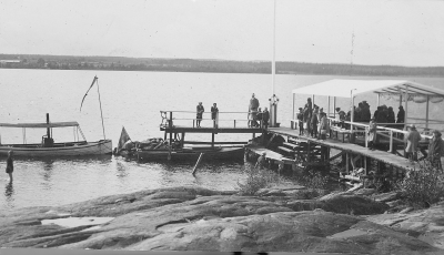 Kliche göres passande till annonssida. Avdrag av klichen till Häradsskrivare Vinqvist, Vimmerby. Krönbaden. T.E.
Invigningen av Krönbadens kaffestuga. Ångbåten Sund Prosten Friis S.Vi  Krönbaden. Bryggan med ångbåten "Sund" i bakgrunden skymtar Fågelhems station.   Okänd
Helga Larssons far Carl - Evert Larsson var eldare på ångbåten.