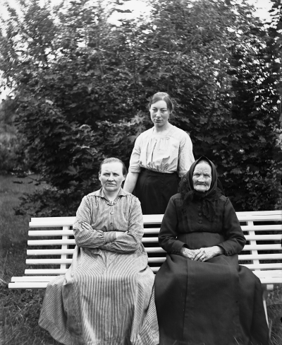 Kvinnan i mitten, stående Ingrid Hansson, gift Nilsson, född 1895 i Grägarp, sittande till vänster hennes mor Hardine Hansson född Jonsson född 1870 död 1945 i Grägarp. M.K.