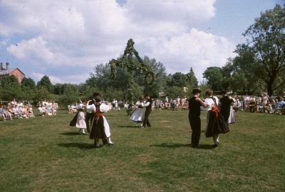 Källängsparken midsommarfirande folkdansare folk Centralbryggeriet 

090506/KG