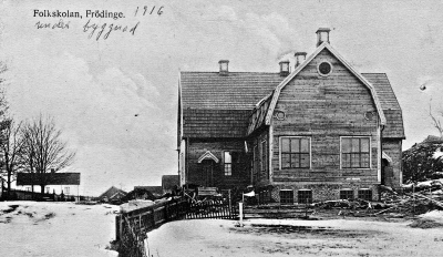 Folkskolan, Frödinge.  1916 under byggnad.   
Förlag: Otto Hörberg   