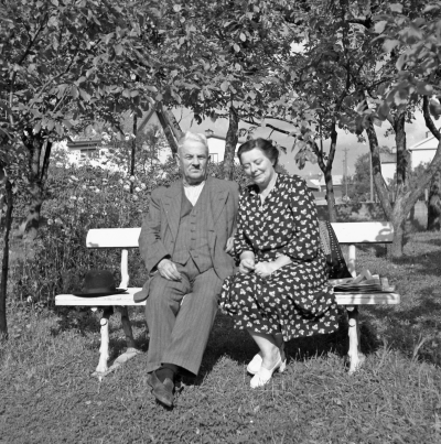 Karl Nilsson med dottern Eva ( gift med Valter Jansson i Blägda )

- Östra Tullportsgatan 4 ( Vallnäs ) -

Dok.111102/KG