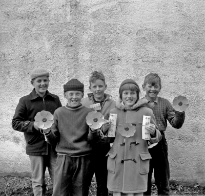 Första majblomman
Från vänster Anders Wenström, Lars Pettersson, Stig Jaensson, Ewy Berglund / Kerstin Nilåker, Christer Kallin
Uppgiftslämnare Lars Birgersson Målilla

Dok.110531/KG