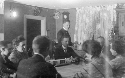 1. Gustaf Adolf Wahlberg 2. Fru Nanny Wahlberg  5. Erik Wahlberg ( stående ) Lektor i Västerås 7. Kerstin Wahlberg. 