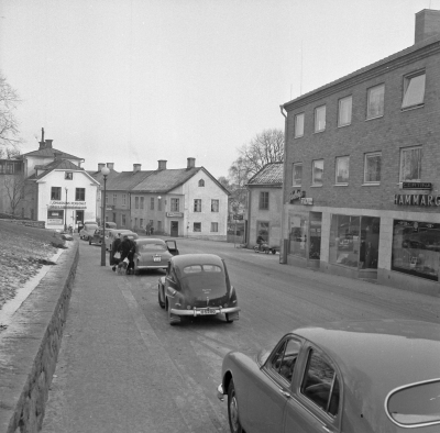 Storgatan 

Dok.110413/KG

Storgatan 1950-talet Till vänster Johanssons Pensionat sedan Wirgins hus och i hörnet Axel Fasths hus, och hörnet på andra sidan gatan Selma Nilssons (Selma Nisses) till höger Erik Karlbergs hus där tidigare Törnbergs hus fanns. T.E.
