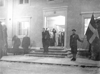 Nyårskvällen årsskiftet 1947-1948 då staden lades under Landsrätt. På trappan siste borgmästaren Ragnar Odevall, till vänster om honom rådmännen Axel Almer och Erik Rudell. Bilden tagen när klockan slår 12 och rådman Rudell tar av sig mössan. Bilden tagen utan blixt av.   T.E. 