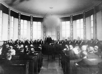 Första tingssammanträdet i nya tingshuset år 1947 1. - 2. - 3. - 4. - 5. - 6. - 7. - 8. - 9. - 10. - 11. - 12. - 13. - 14. Alvegren, Kyrkoherde Frödinge  15. Emil Severin, Häradshövding Vimmerby 16. - 17. - 18. - 19. - 20. - 21. - 22. - 23. - 24. - 25. - 26. - 27. -       T.E.