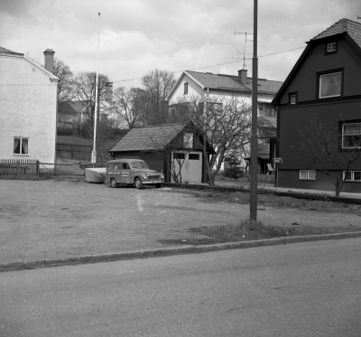 Garvaregatan

Dok110419/KG

Storgatans byggnader sedd från Garvaregatan 1978. 1 Ordenshusets National sedan ägt av Per Wenström som sedan drev bio i många år under namnet Terassen. Nu 1978 sålt till Vimmerby folkdanslag (Storgatan 62), 2 Kampen nu församlingshem, 3 Storgatan 64 tidigare ägt av fru Dennerlain, 4 Chaufför Axel Olssons hus Garvaregatan 5, nu ägt av en son, Gösta Olsson, (rörmokare).   T.E.