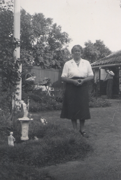 Lisa Janzon ? i bakgrunden 
Vimmerby Aug. 1954

Dok.090701/SJ