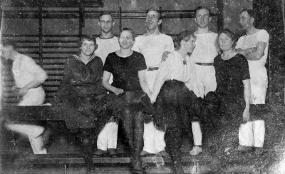 Storebro år ? Fr. v. 1 Bertil ( Karlsson ) Vestman 2 Torborg Lilja gift Karlqvist 3  4 Karin Lilja gift Åberg 5 Einar Brantemo 6 Ellen Pettersson 7 Henning Almqvist 8 Alice Blomström 9        T.E.