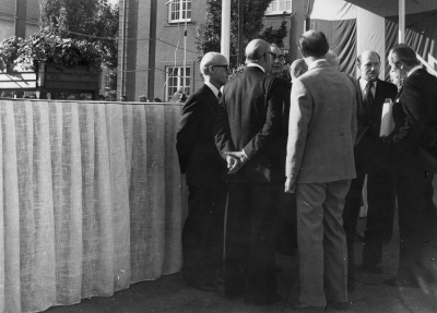 Carl XVI Gustafs Eriksgata
Från vänster 1. Bengt Hultqvist arkitekt, 3. Harry Karlsson, 4. Rune Hultqvist  ( i ljusa kläder ) lärare,  5. Bengt Johansson kommunalråd.          