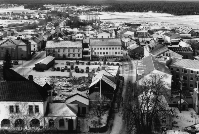 Vy över torget från kyrktornet

Dok.100531/KG