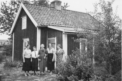Från vänster Signe Karlsson,  Anna Karlsson (Tuttas dotter), Augusta Karlsson (Tutta i Koppen), Gärda Karlsson (Tuttas dotter) och Karin Andersson (Bergs cigarraffär).