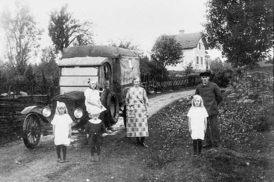 Handlaren Petrus Nilsson med sin familj i Össebo. Han använde lastbilen både till transport av varor och personer.

Reprofoto
