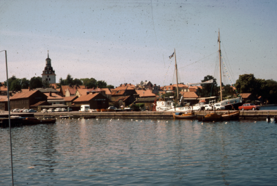 Hamn båtar bilar hus kyrka (St Gertruds?) 

090506/KG