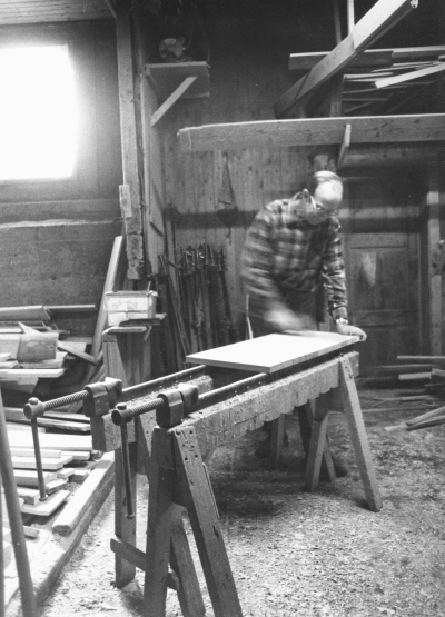 Bildtext: Limskrapning av delar till spegel.
Dokumentationsfotografering av tillverkningsprocessen på Snickargården.
Vårvintern 1988
Tillverkning av fransk pardörr.
Avbildade personer:
Tönnes Andersson
Bernth Ericsson
Lillan Ericsson
Alvar Andersson
Bildmaterialet användes senare till en skärmutställning om Snickargården som visades på Vimmerby Bibliotek