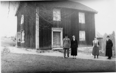 Hamra 1:4  1:2  Ägare Erik Gustav Pettersson   1.  Albert Danielsson arrendator i Hamra  2.  Anna Danielsson  dotter  i Hamra  3. Fru Amanda Danielsson i Hamra  4. Elin Johansson Vimmerby gift med Verkmästare Karl Johansson Ståhls Vimmerby