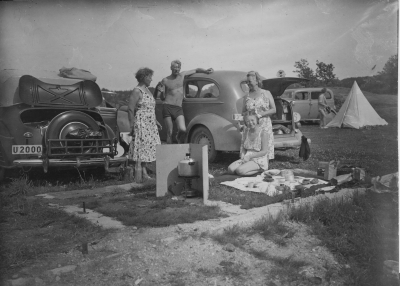 Bernhard, Märta och Anne-Kristin Olin samt Olga och Erik Wahlberg äter middag i Lillesand?
juli 1948

Dok.090701/SJ
