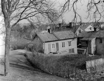 Utsikt från Kampbacken mot Storgatan, gården i förgrunden ägdes sist av fotograf Ragnhedens fru, såldes sedan till Staden och revs som sista byggnad mot kyrkparken. På planen i förgrunden stod tidigare en mindre byggnad där sista hyresgästen var Axel Hörberg (Kruse) det huset revs på 1940-talet.
