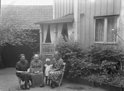 Fyra generationer
Från vänster: 1. Ester Gustafsson ( dotter till Hilda ) gift med Ivan Gustafsson, kassör på Dramaten Stockholm, 2. Hilda Pettersson gift med " Brevpelle ", hade garn och utbytesaffär i Vimmerby, 3. flickans namn ej känt 4. Birgit Hofstedt ( dotter till apotekare Kjell Hofstedt )

Uppgiftslämnare: Greta och Ann - Marie Cederteg och Tage Gustafsson 2002-05-07