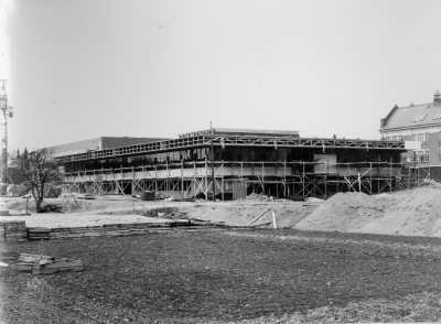 Stadsbiblioteket och Samskolan (Tullportskolan) 1972. T.E.