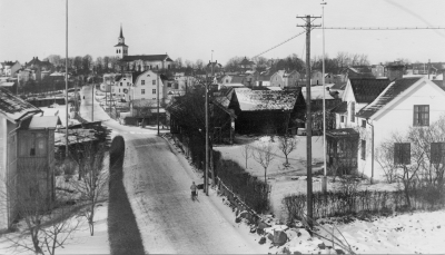 Östra Tullportsgatan sedd från öster omkring 1920. I detta hus bodde Jakobsson "Jäppe". Han hade skrotaffär i uthusen på gården . Där fanns även åkeri. Hans dotter  Gerda gift med Wille Wenström, El-affär och biograf.  