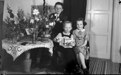 Ingmar Tambour ( konfirmand ) Vimmerby , Bo Eriksson och  Gerd-Marie Tambour.         