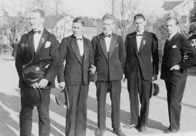 Från vänster  1. Ture Grönkvist ( Nicke ) frisör 2. John Eriksson. snickare Åbro 3. Harry Karlsson, snickare Åbro 4. Erik Westerberg Bokhandelsmedhjälpare  sedan stadskassör 5. Charles Ericson, konstnär.  