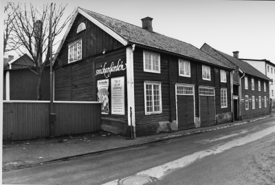 Bildtext: Fasad från nordost.
Dokumentationsfotografering av tillverkningsprocessen på Snickargården.
Vårvintern 1988
Tillverkning av fransk pardörr.
Avbildade personer:
Tönnes Andersson
Bernth Ericsson
Lillan Ericsson
Alvar Andersson
Bildmaterialet användes senare till en skärmutställning om Snickargården som visades på Vimmerby Bibliotek