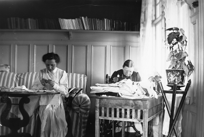 Från vänster: Hedvig Forsell och Fru Eek, Hon var linnesömmerska och gick hem till familjer och sydde.
På Solliden 
