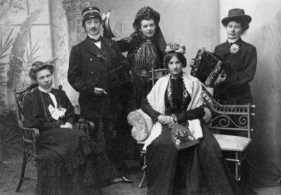 1. Sittande framför fönstret,  Erika Forsell.