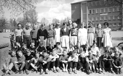Vimmerby folkskola, översta raden  från vänster, 1?  2. Lars Hofstedt, 3.Bengt-Olof Gustafsson, 4.? 5. Kenneth Passmark, 6.?  7. Anita Lind, 8. Ulla Rosén, 9. Överlärare Ebbe Ängqvist, 10.Gunilla Nilsson, 11. Kerstin Svahn,12. Britt- Marie Svanberg?, 13. Rose-Marie Ragnheden, 14. Britta Forslind,  mellersta raden från vänster,  15.? 16. Anders Ek, 17. Hans Bornestam,18. Göran Fors, 19. Roland Larsson, 20. Klas Lindgren, 21. Monika Anjov, 22. Kerstin Garnfors, 23. Gun Johansson, 24. Inger Karlsson,  25. Anders Carlsson, 26.?   nedersta raden från vänster,  27. Bo Carlsson, 28. Björn Dahlström, 29. Gunnar Fors, 30?  31. Evert S.? 32. Sten Hillberg, 33. Ivarsson, 34.? 35.? 36. Lennart Thorsson, 37.? 38.?  39.?

Dok.090326/SJ
