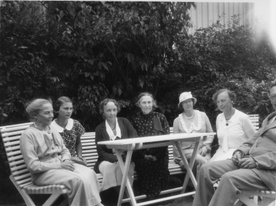 Elsa Hallberg, Hedvig Forssell ?, Ingrid Forssell ?, Ingeborg Forrsell , Olga Wahlberg, Sigrid Wahlberg och  Erik Wahlberg

Wimmerby augusti 1935
Dok.090624/SJ
