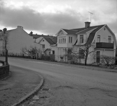 Sveagatan. Till v. Sveasalen i bakgrunden H.S.B.  15-2- 1974   Huset är Sveagatan 1, "Solvik"   ägare nu  Einar Svensson  f.d. livsmedelsarbete tidigare ägdes av järnvägsarbetaren Gustav Svensson         