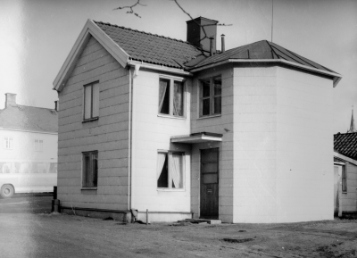 "Kv. Svalan Kyrkogårdsgatan 8 sista ägare Sadelmakare Oscar Svanberg innan staden köpte huset för rivning, och bygge av ett nämndhus i slutet av 1960-talet. bilden tagen i februari 1974 (Kvarteret Svalan). " Thorvald Eriksson.