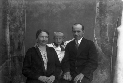 Familjen Elin, Gösta, David? Magnusson, Södra Vi.



Dok.070906/RS